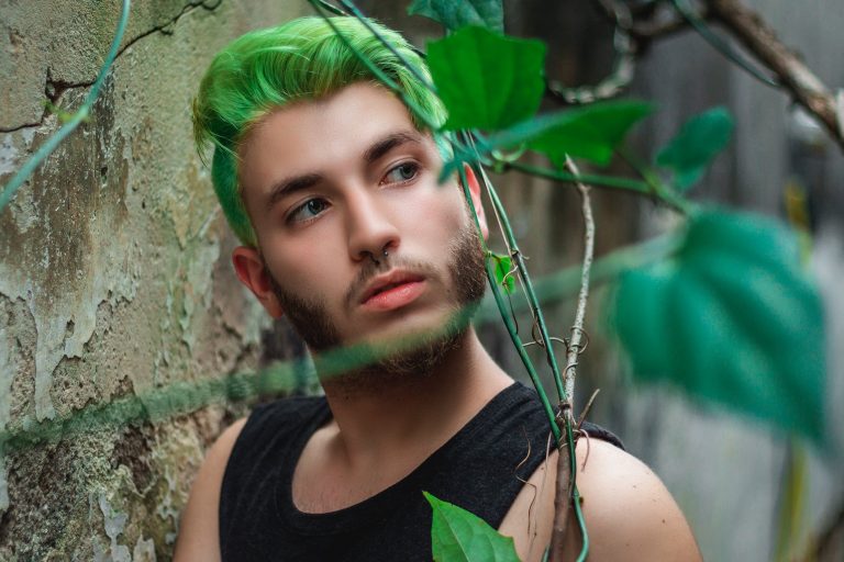 hombre pelo verde